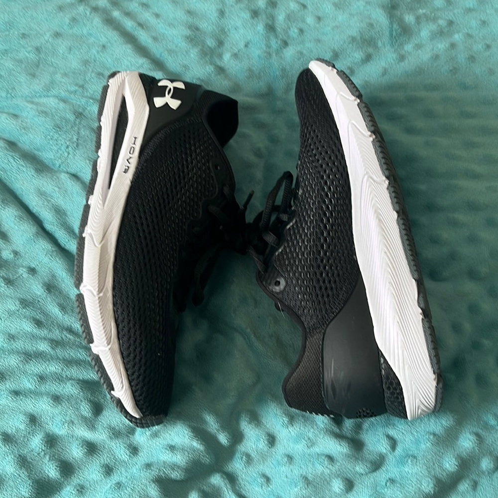Hardly worn Black HOVR under armour tennis shoes